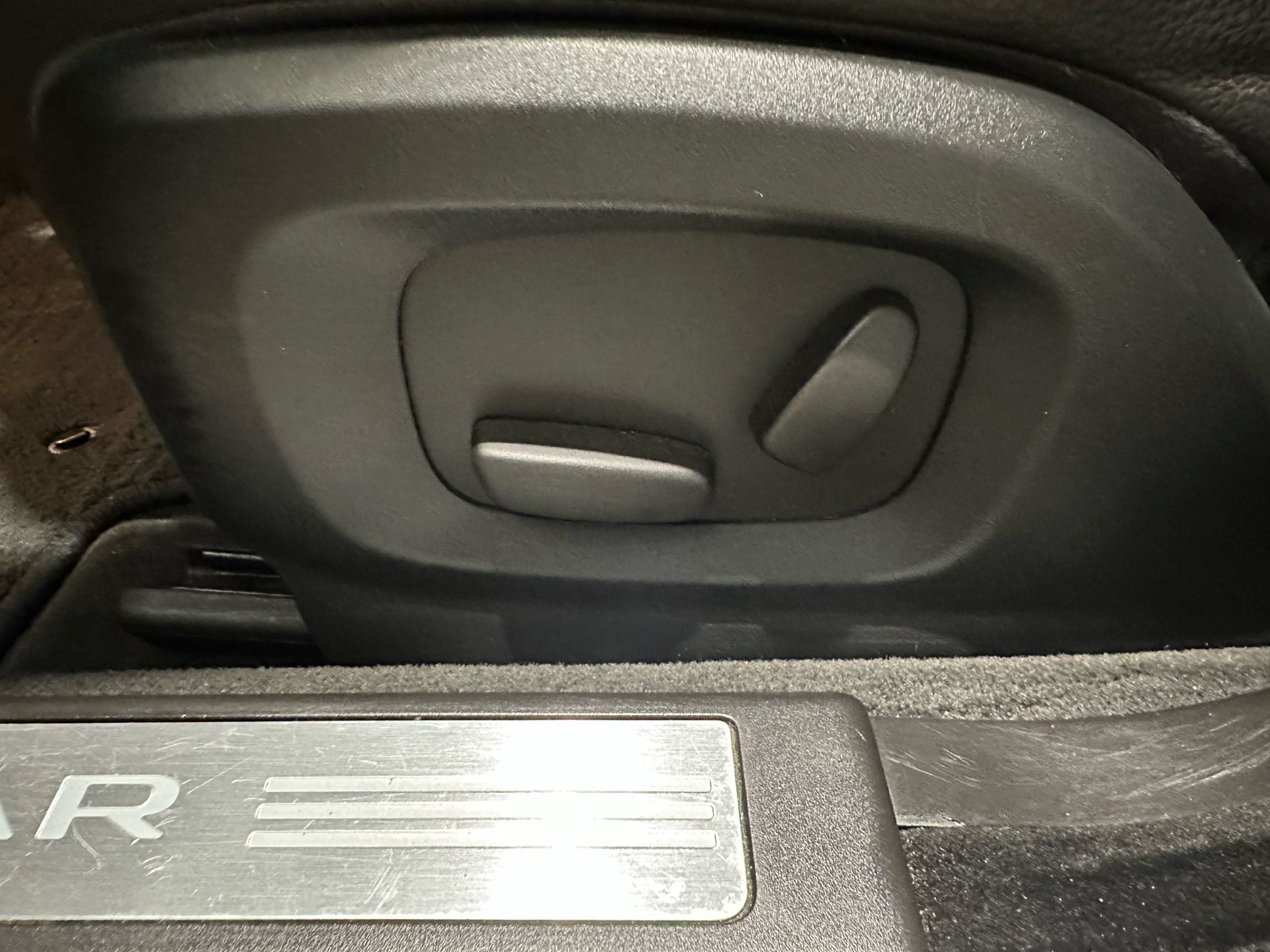 Sort Jaguar XF fra 2014