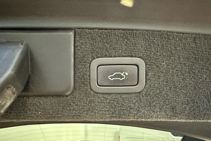 Sort Jaguar XF fra 2014