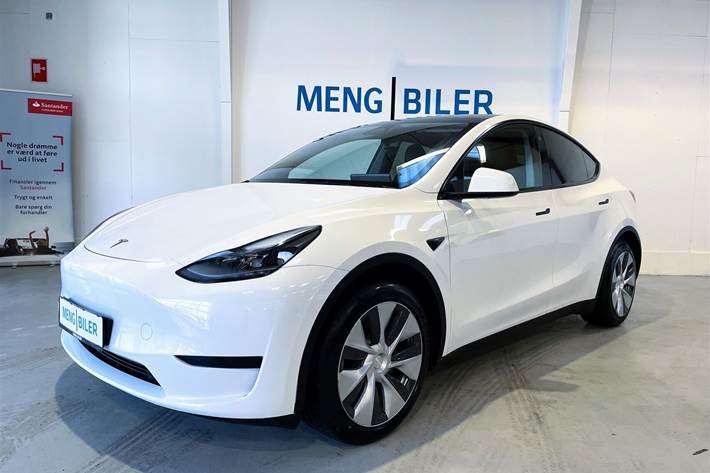 Hvid Tesla Model Y fra 2023 set udefra
