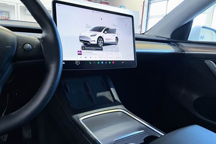Hvid Tesla Model Y fra 2023