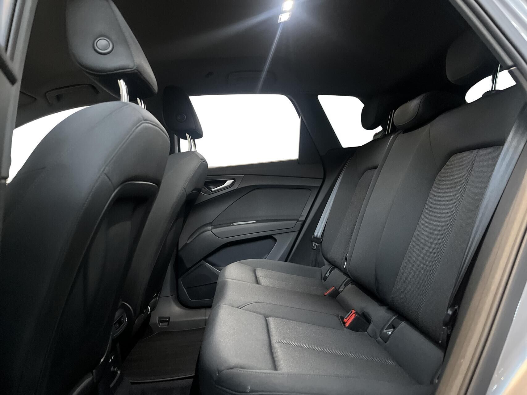 Grå Audi Q4 fra 2024