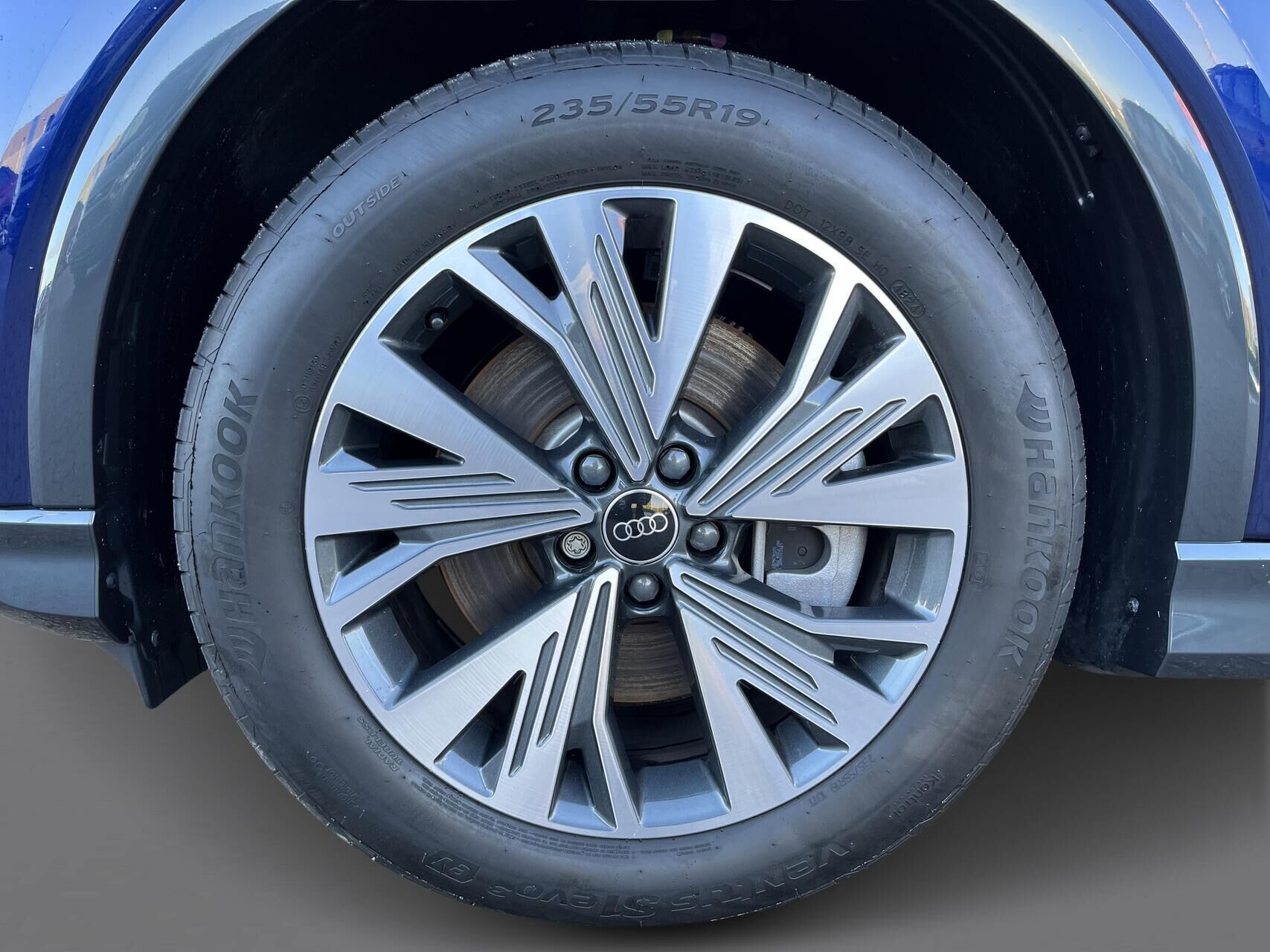 Blå Audi Q4 fra 2025