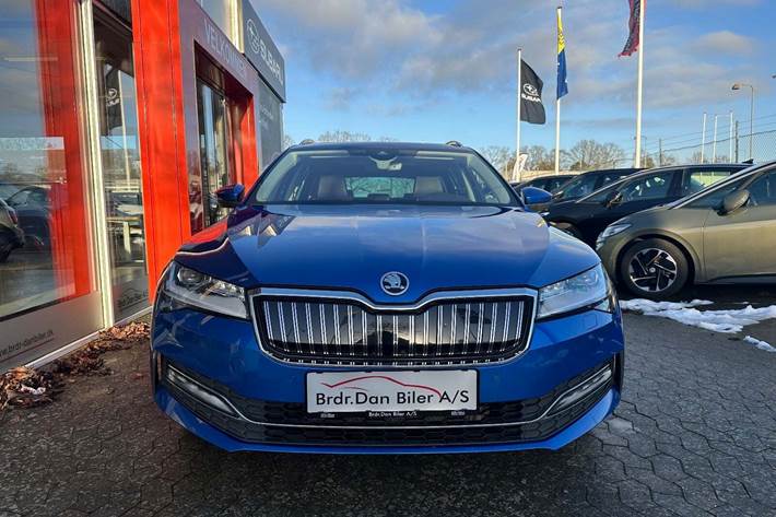 Blå Skoda Superb fra 2021
