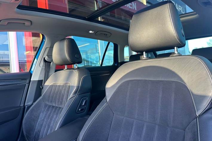 Blå Skoda Superb fra 2021