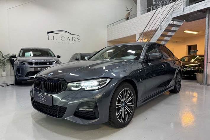 undefined BMW 330e fra 2022 set udefra