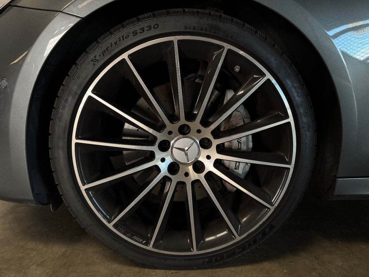 Grå Mercedes E43 fra 2017