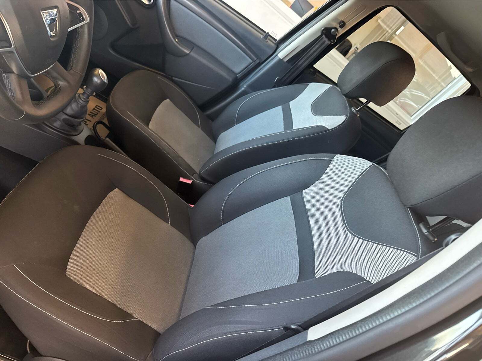 Sort Dacia Duster fra 2017