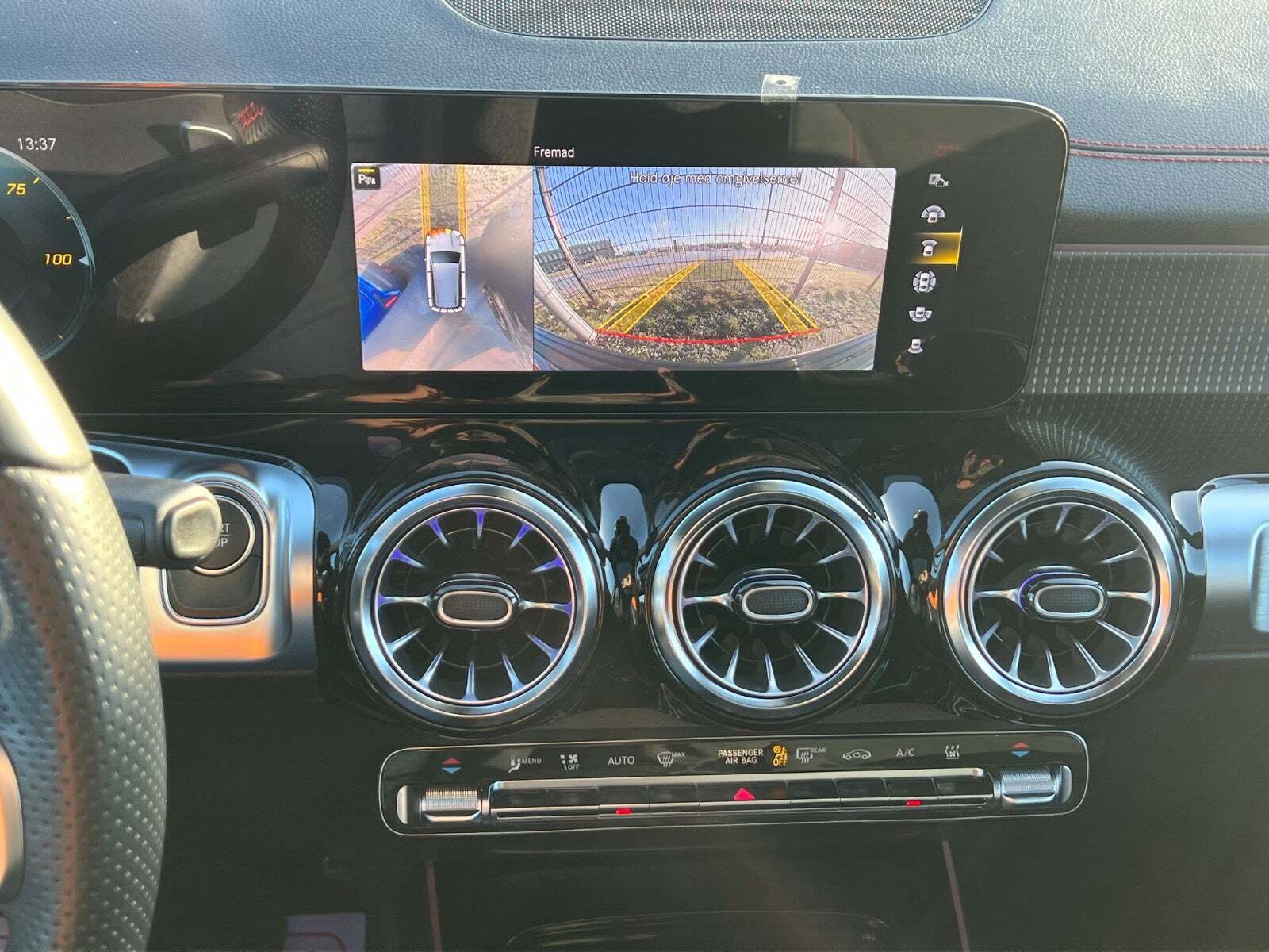 Blå Mercedes EQB250 fra 2023