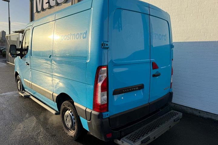 Blå Renault Master IV T33 fra 2019
