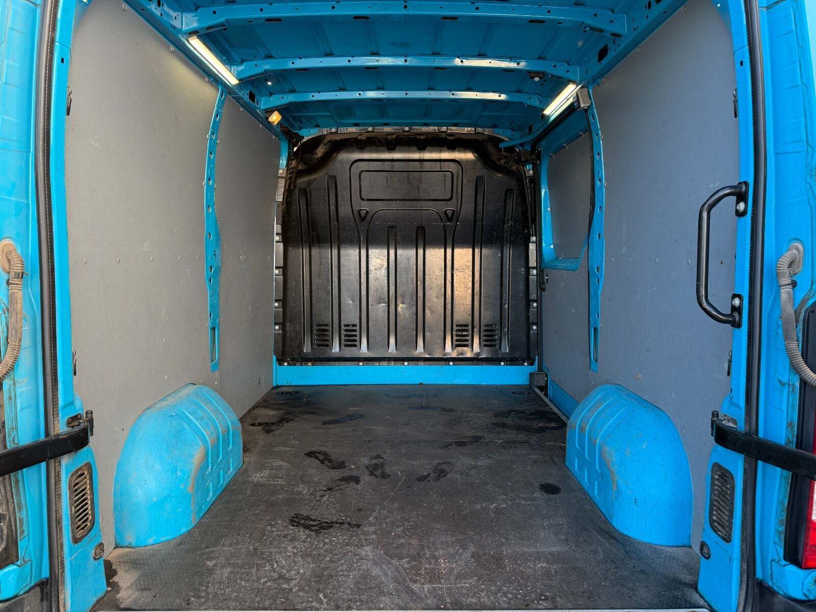 Blå Renault Master IV T33 fra 2019