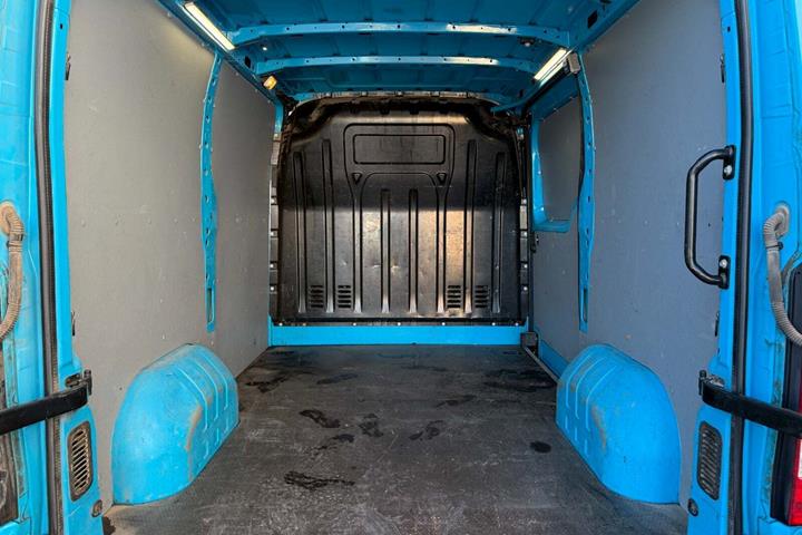 Blå Renault Master IV T33 fra 2019