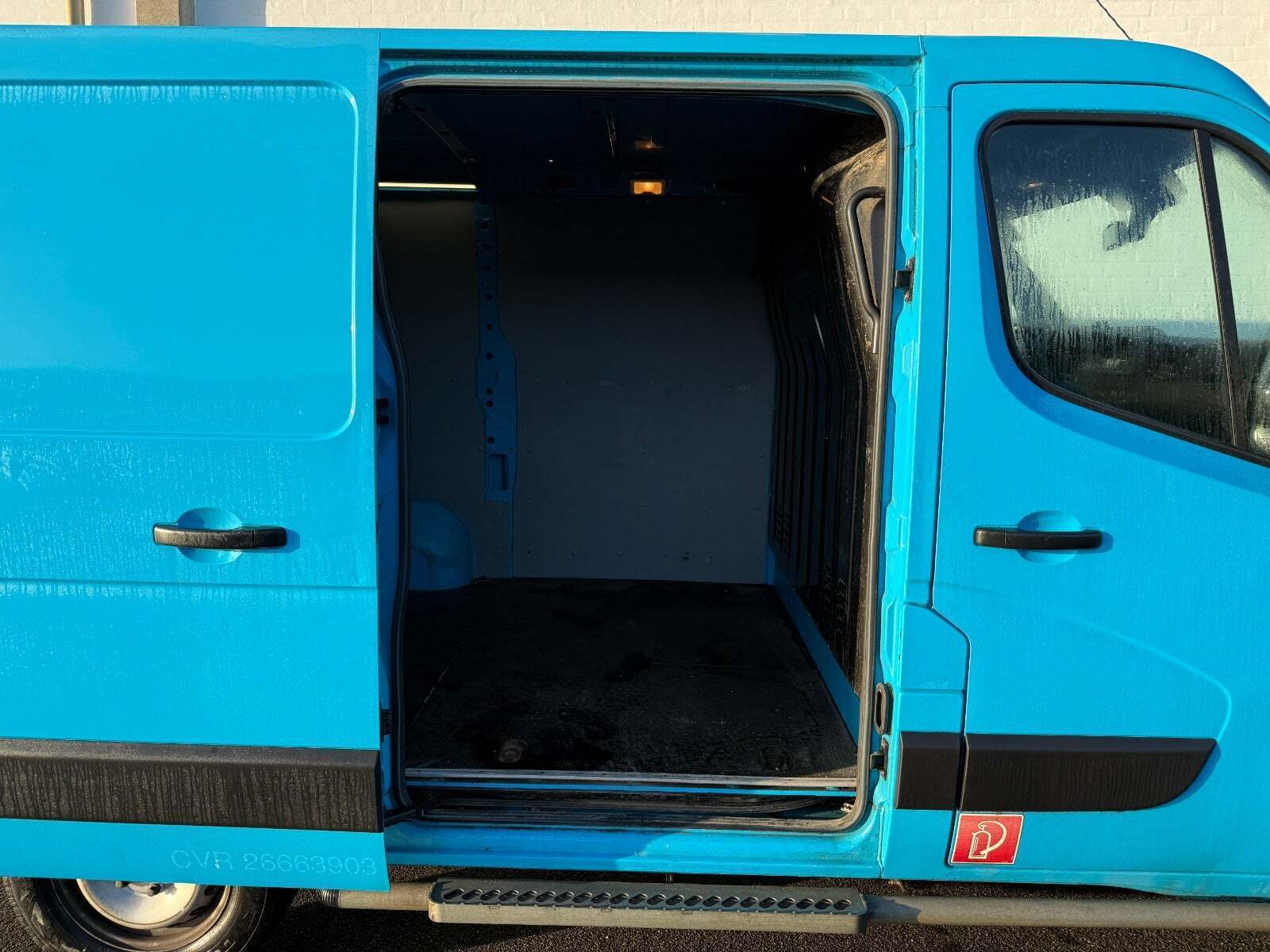 Blå Renault Master IV T33 fra 2019