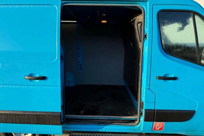 Blå Renault Master IV T33 fra 2019