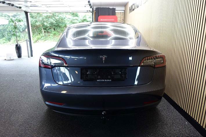 Grå Tesla Model 3 fra 2022
