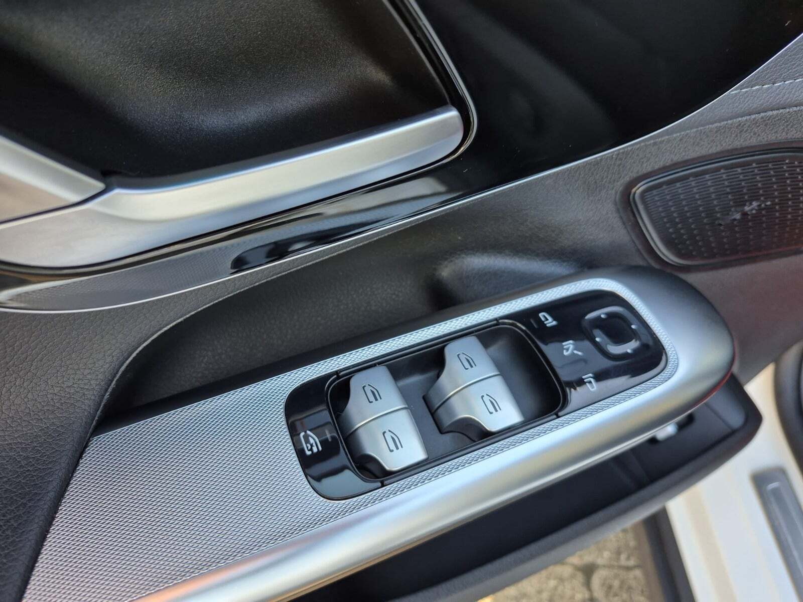 Hvid Mercedes EQE300 fra 2022