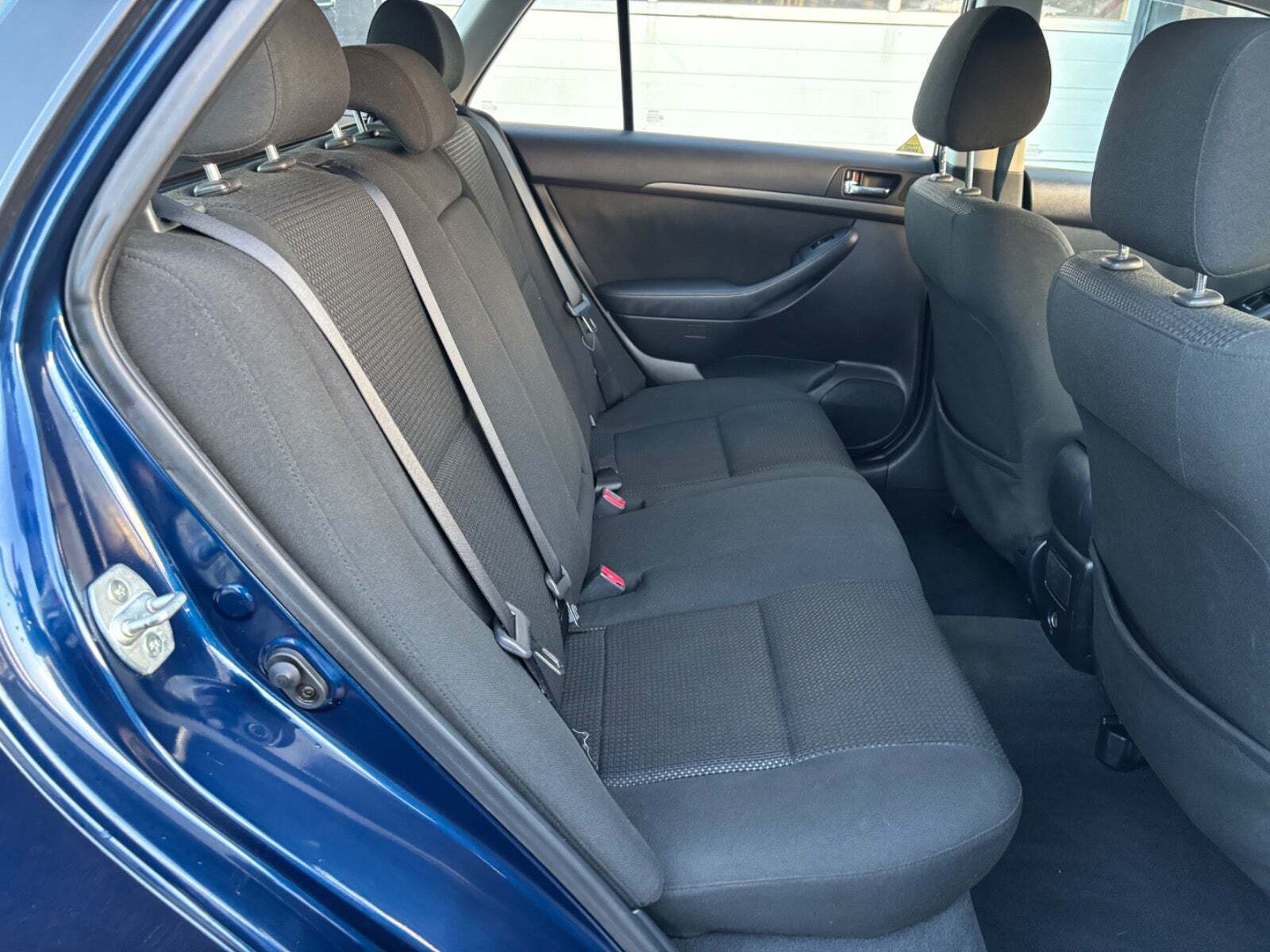 Blå Toyota Avensis fra 2005