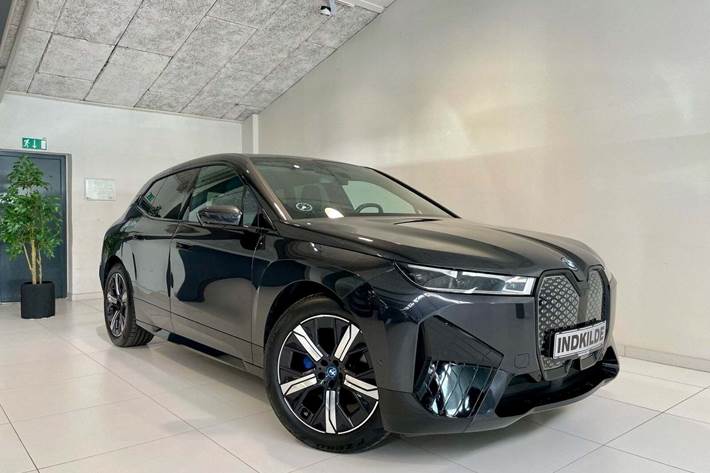 Grå BMW iX fra 2024
