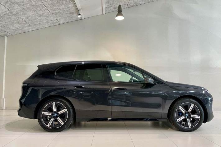 Grå BMW iX fra 2024