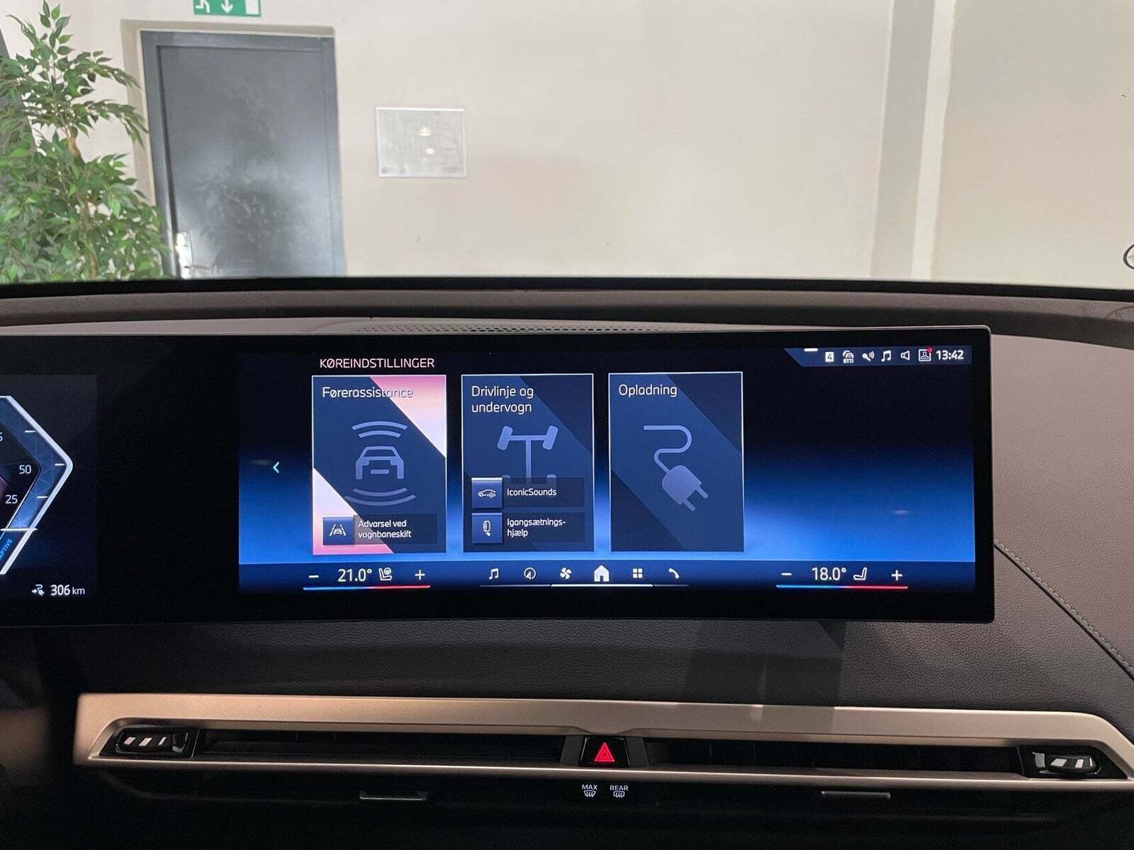 Grå BMW iX fra 2024