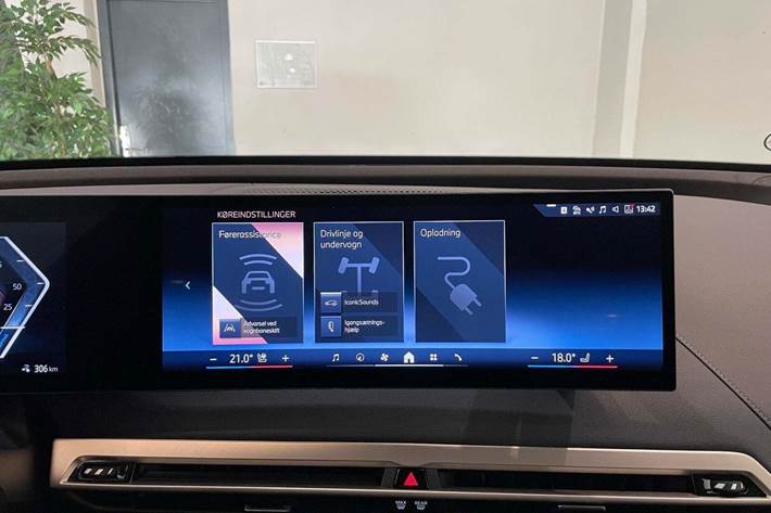 Grå BMW iX fra 2024