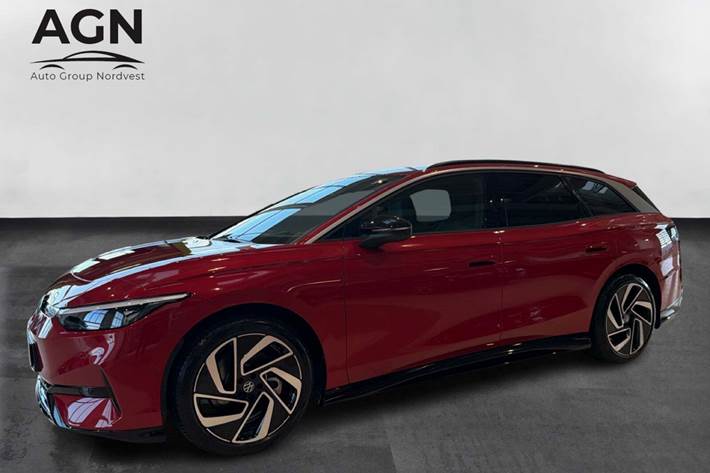 Rød VW ID.7 fra 2025 set udefra