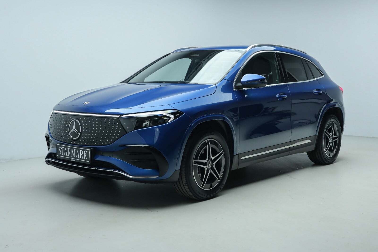 Blå Mercedes EQA250+ fra 2024