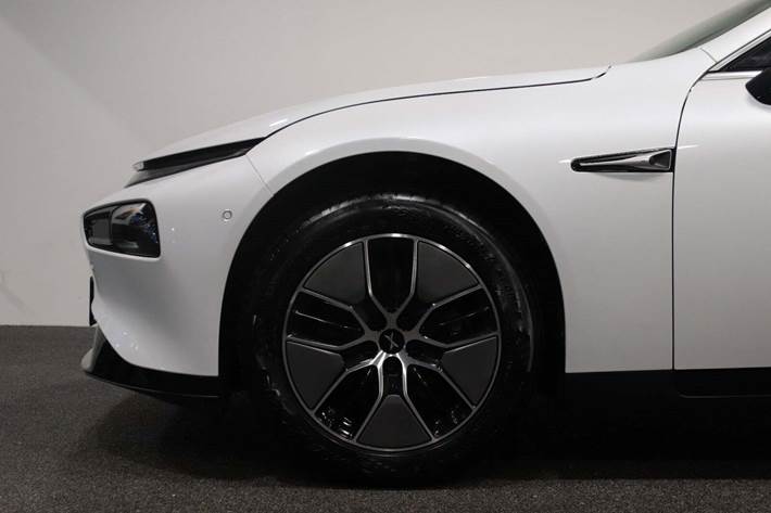 Hvid Xpeng P7 fra 2024