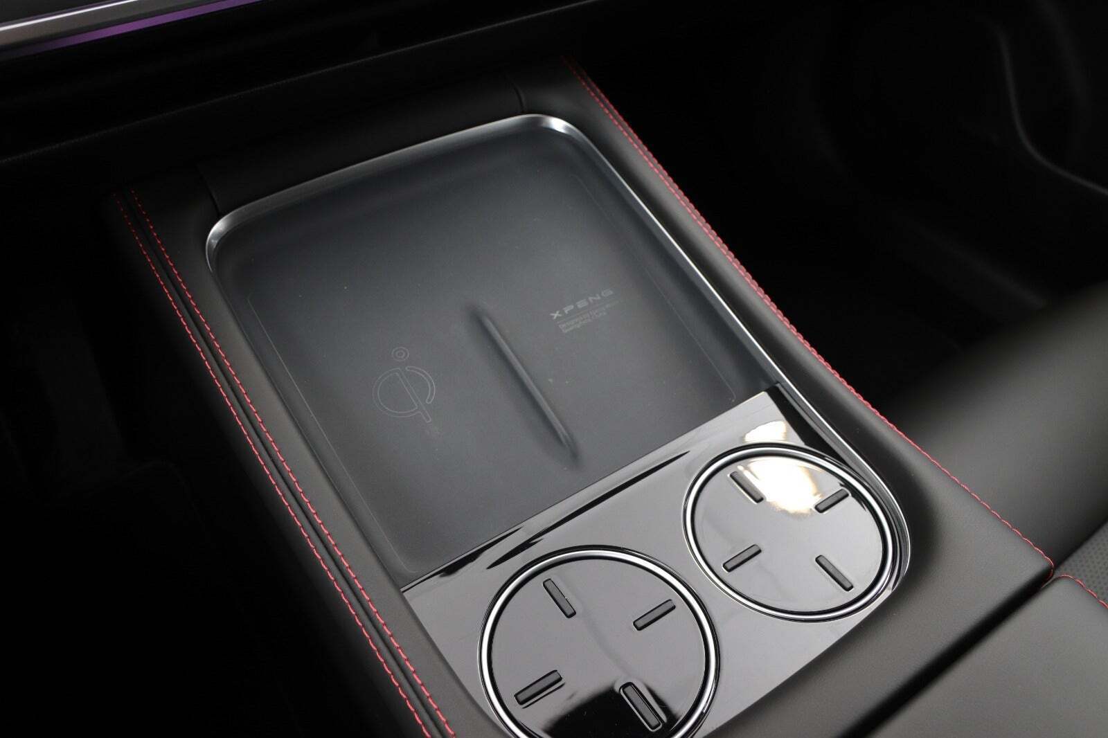 Hvid Xpeng P7 fra 2024 set indefra