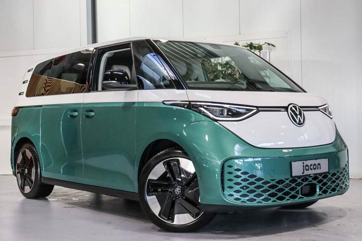 Grøn VW ID.Buzz fra 2023 set udefra