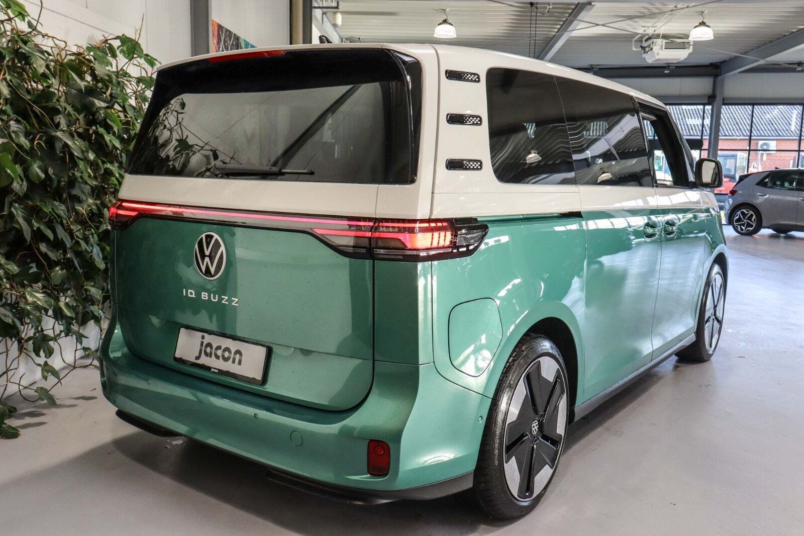 VW ID.Buzz 77 Pro SWB