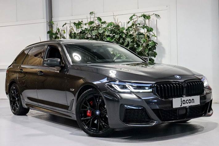 Grå BMW 530e fra 2023