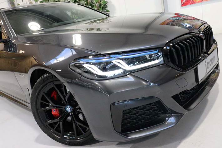 Grå BMW 530e fra 2023