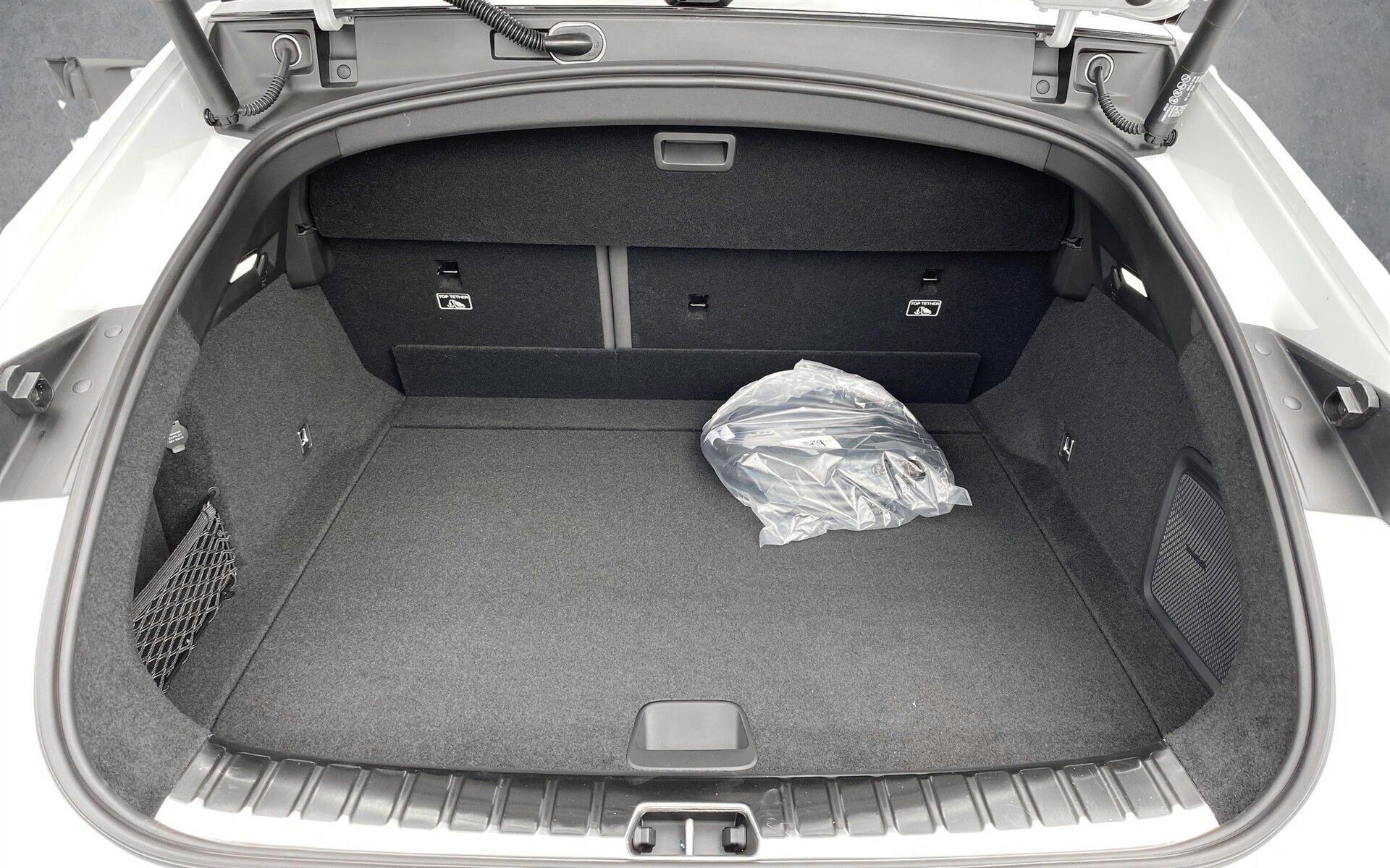 Hvid Polestar 4 fra 2025