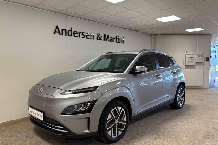 Sølv Hyundai Kona fra 2022 set udefra