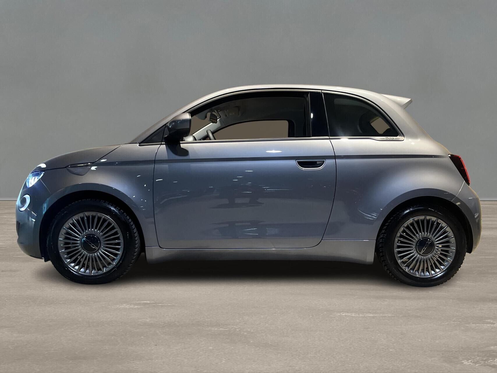 Grå Fiat 500e fra 2022