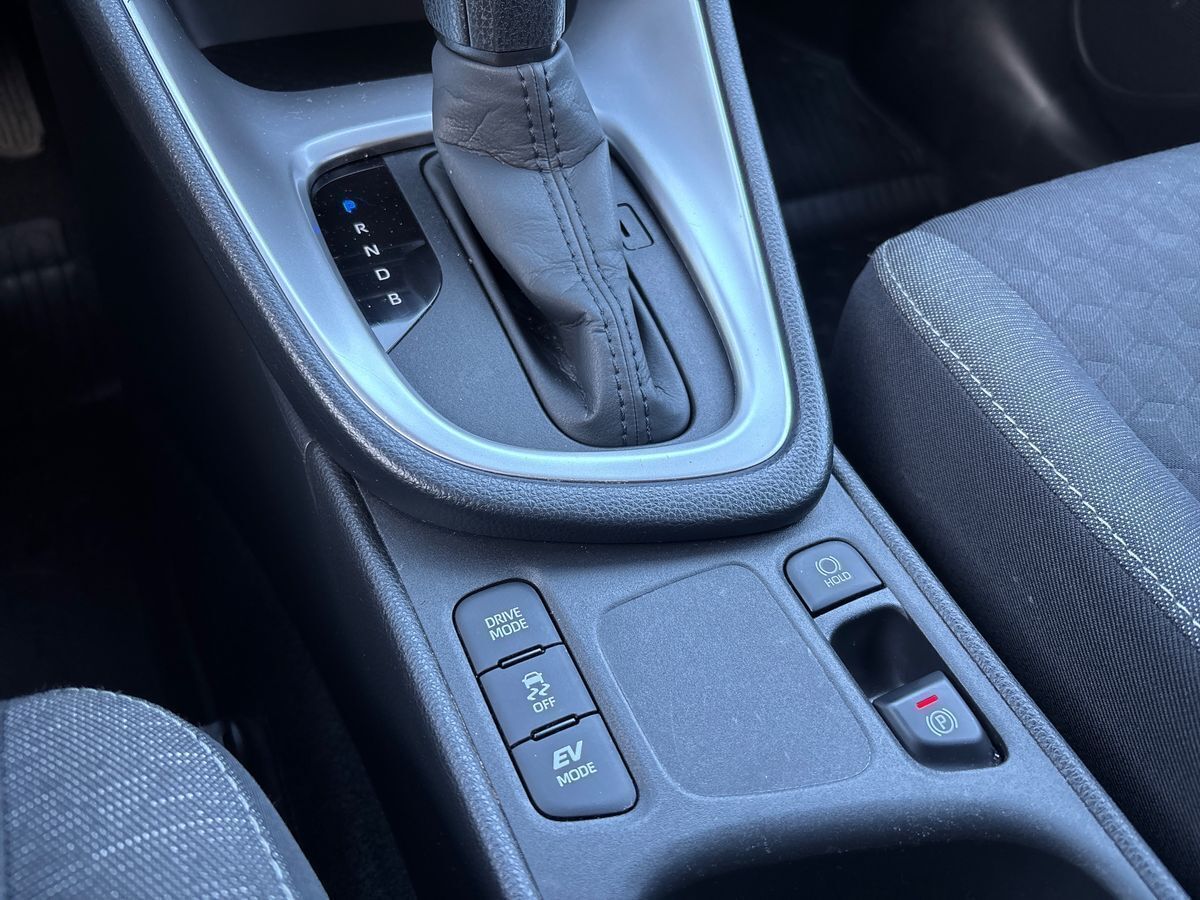 Grå Toyota Yaris fra 2022