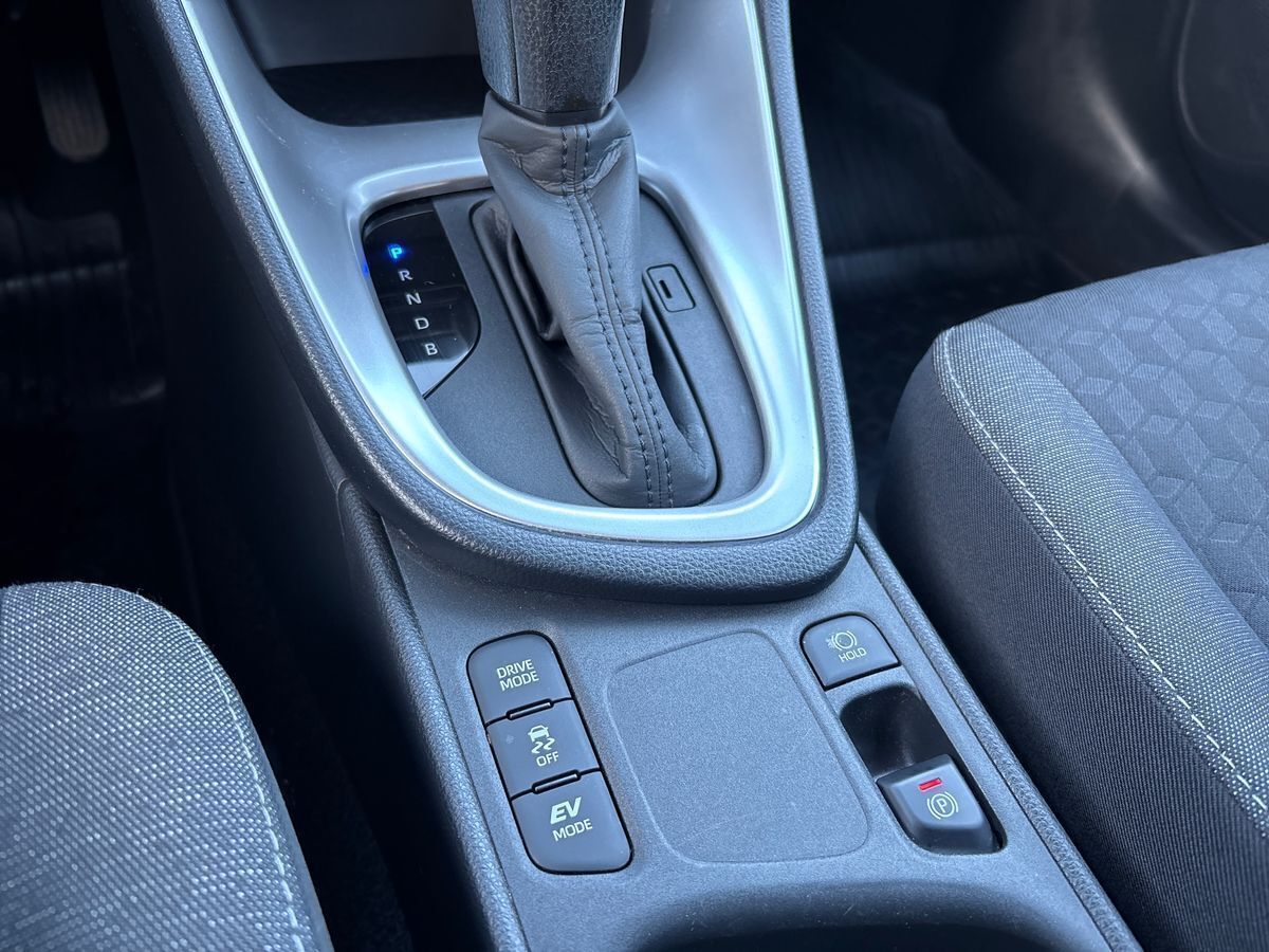 Grå Toyota Yaris fra 2021