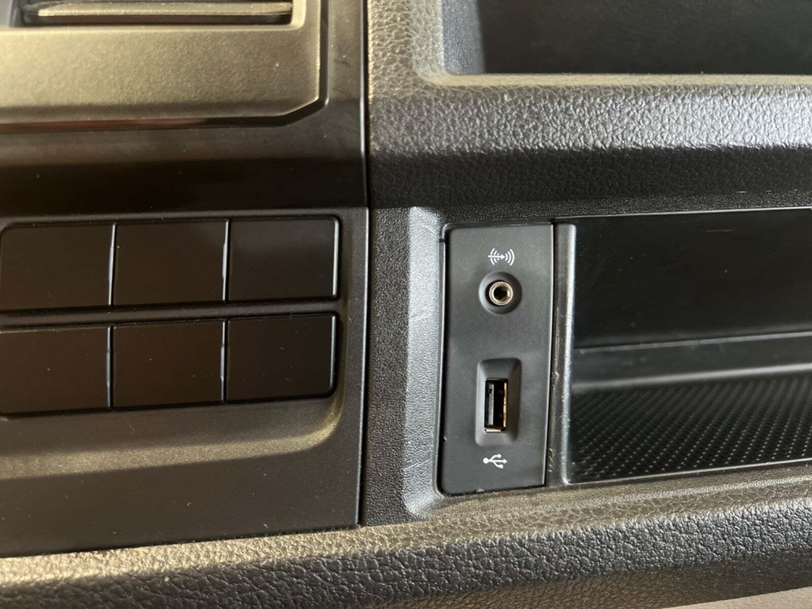 Sølv VW Transporter fra 2017