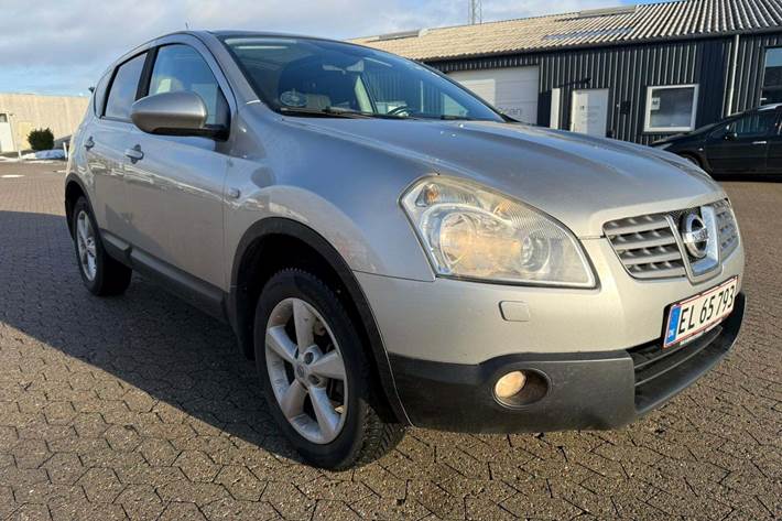 Sølv Nissan Qashqai fra 2008 set udefra