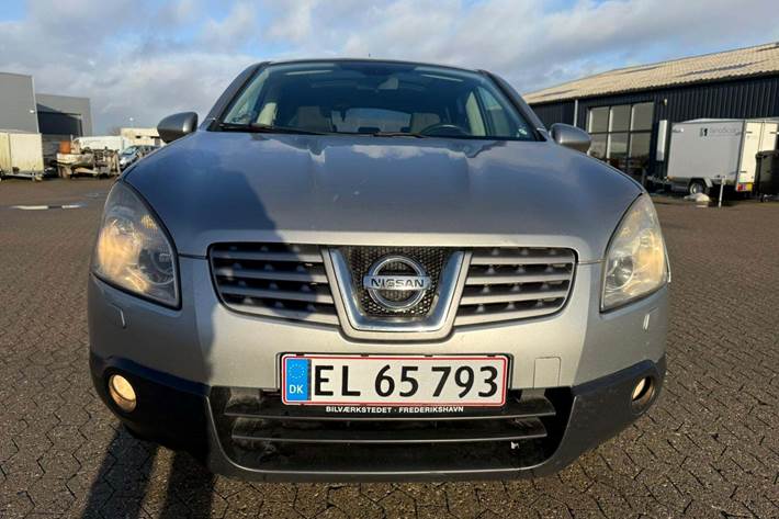 Sølv Nissan Qashqai fra 2008
