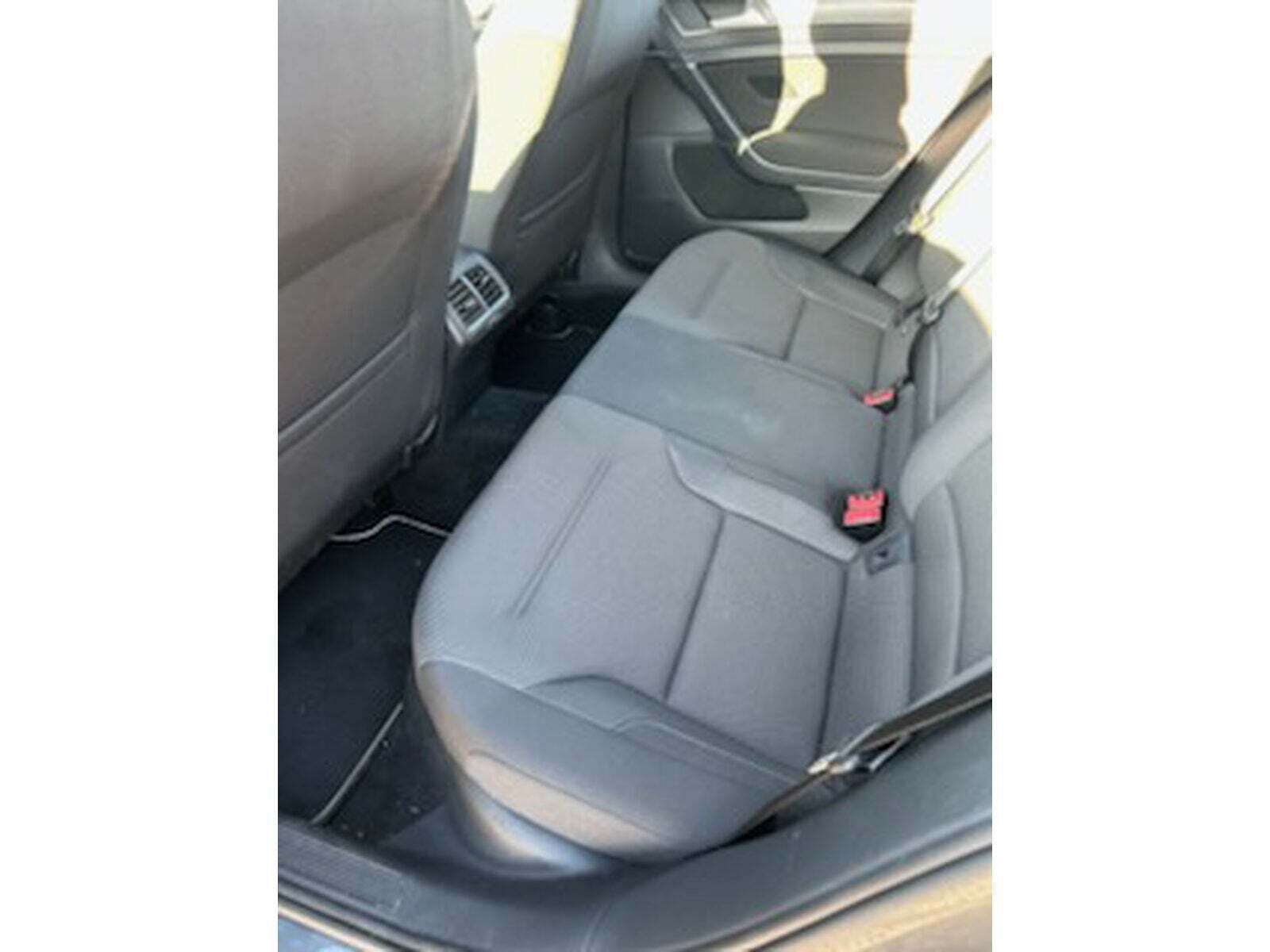 Grå VW Golf VII fra 2019