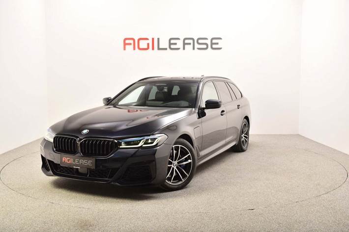 Sort BMW 530e fra 2021 set udefra