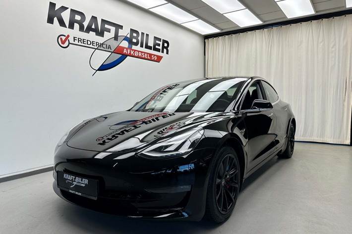 Sort Tesla Model 3 fra 2020 set udefra