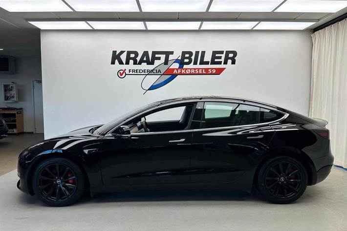 Sort Tesla Model 3 fra 2020