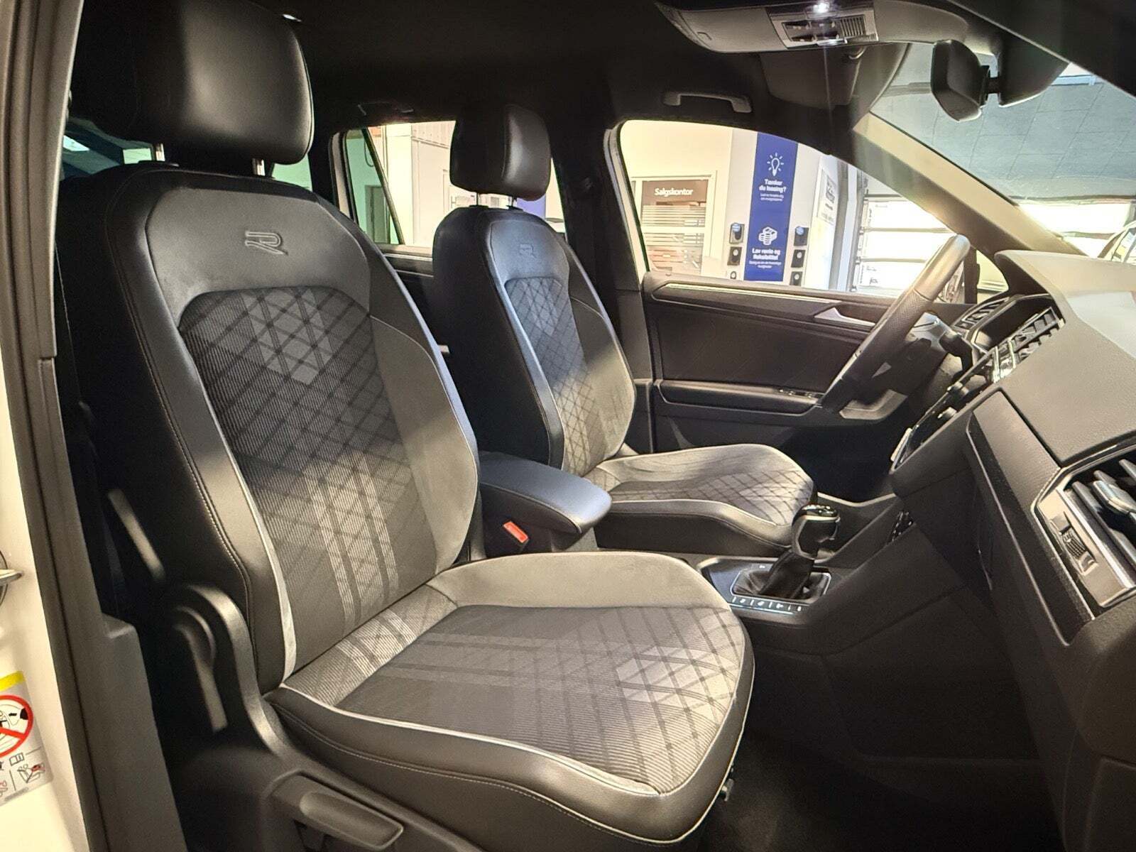 Hvid VW Tiguan fra 2021