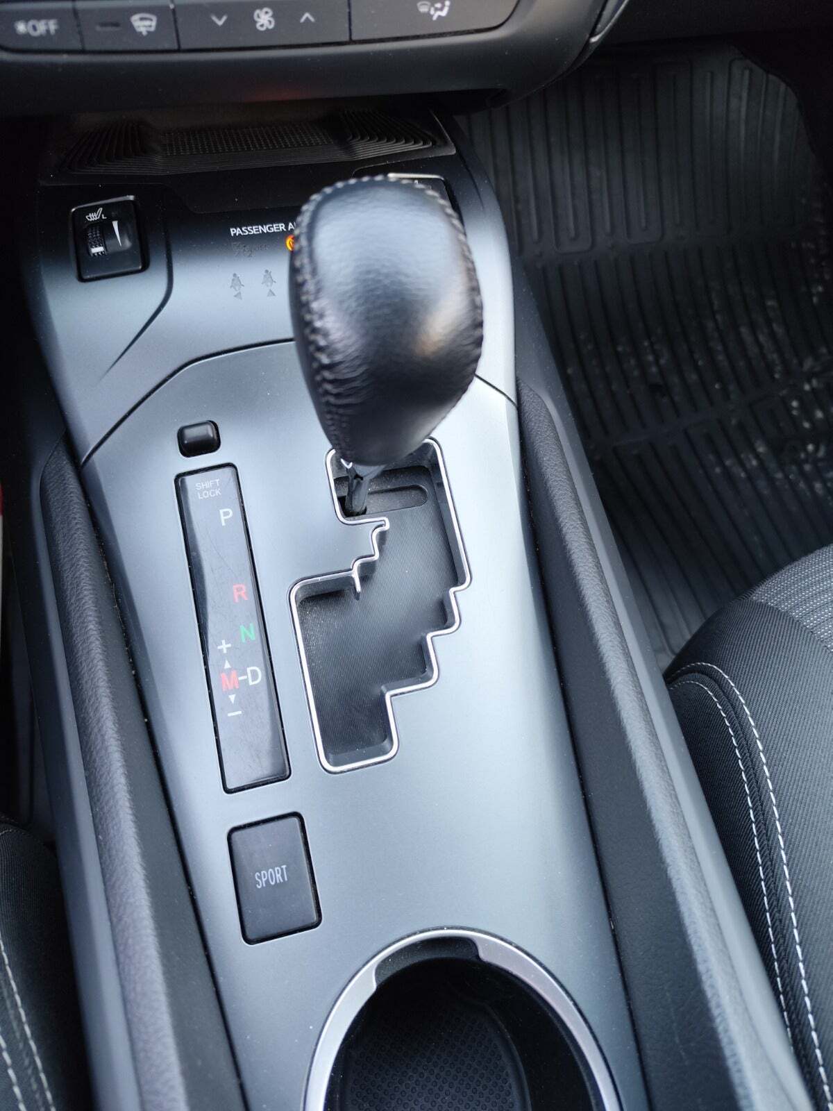 Sølv Toyota Avensis fra 2016