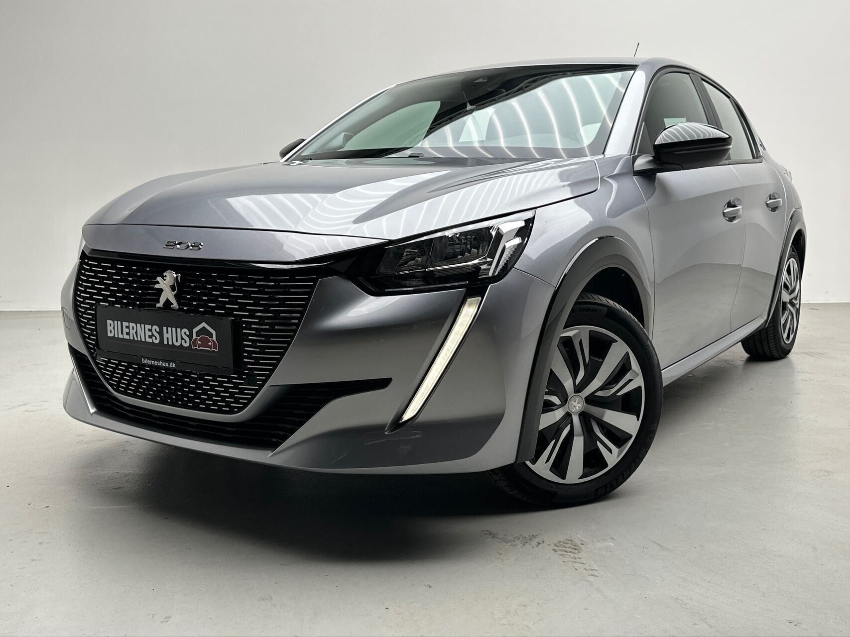 Grå Peugeot e-208 fra 2022