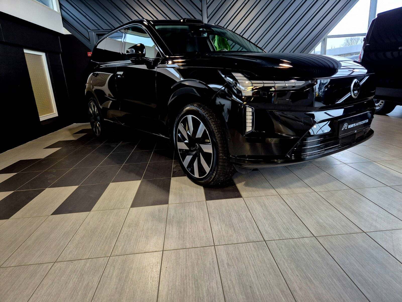 Sort Volvo EX90 fra 2025