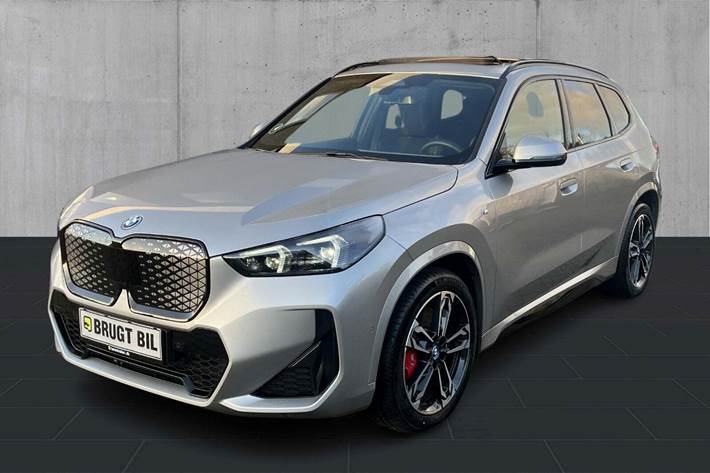 Sølv BMW iX1 fra 2025 set udefra