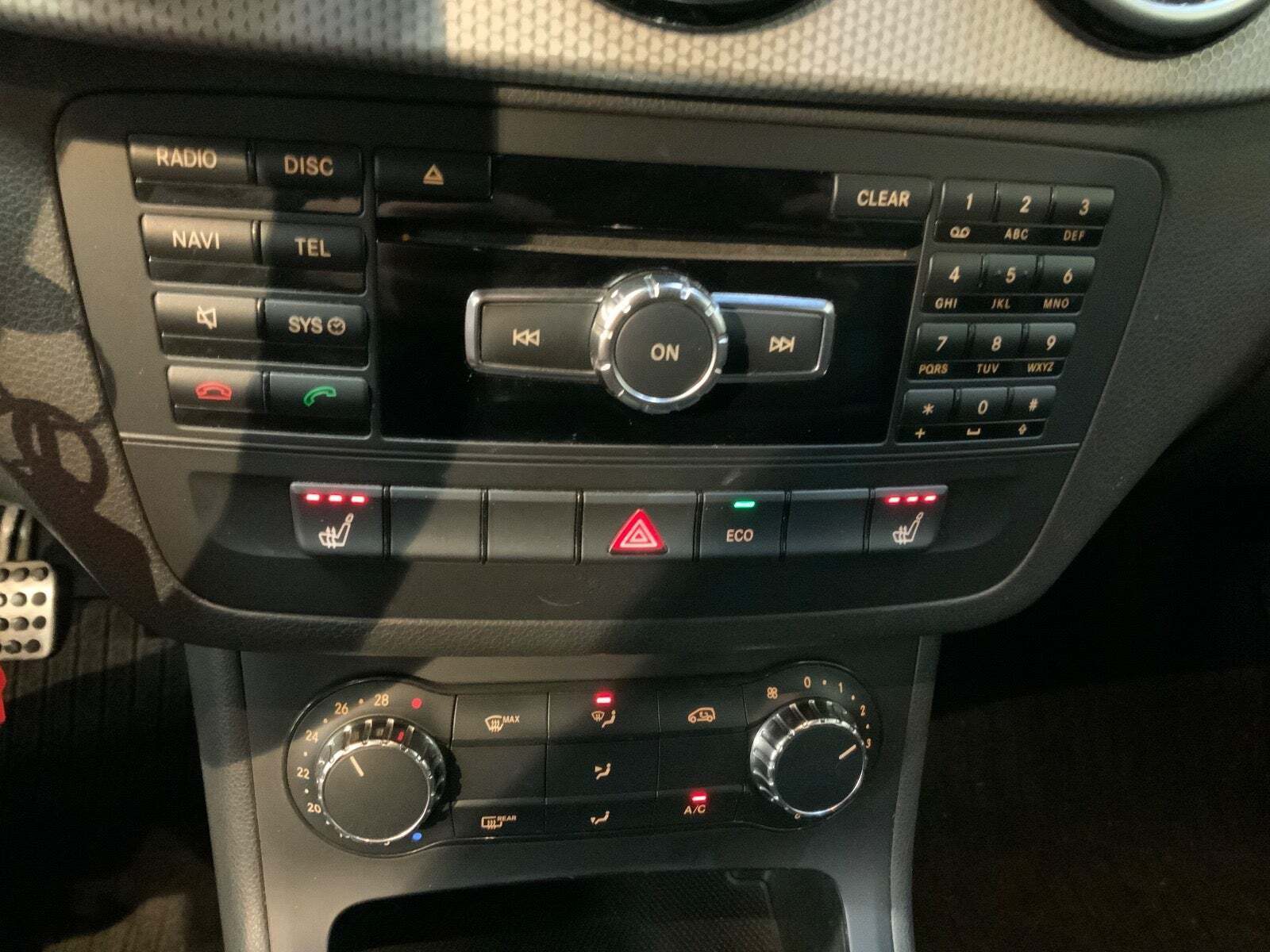 Rød Mercedes B180 fra 2013